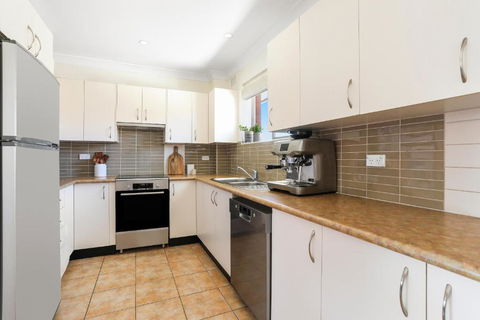 Randwick L 3 Bedroom Apartment + Parking - Kawana Tourism 3