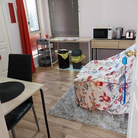 Red Cottage FEMALE ONLY BUDGET STAYS With Bedroom Plus Private Kitchenette Room - Kawana Tourism 1