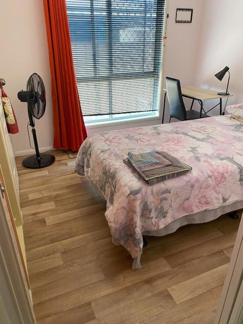Red Cottage FEMALE ONLY BUDGET STAYS With Bedroom Plus Private Kitchenette Room - Kawana Tourism 0