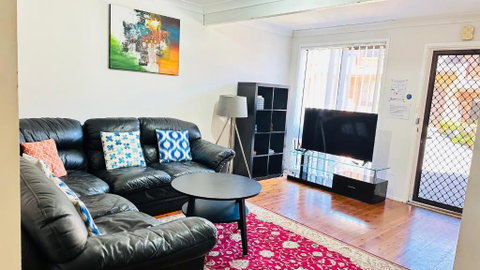 Quiet Family Townhouse In Wollongong CBD - Kawana Tourism 1