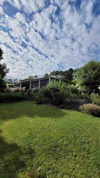 Quiet Family Retreat Getaway - Wildlife Park, Sovereign Hill, Kryall Castle And City At Your Door - Modern House, 8 Guests, 4 Bedrooms, 5 Beds - Kawana Tourism 0
