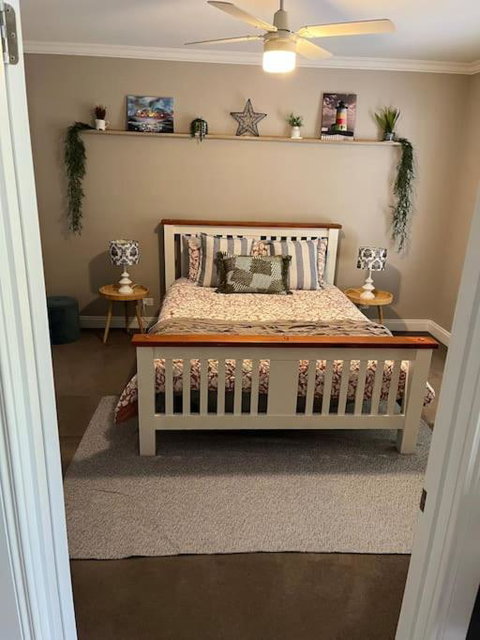 Quiet Family Retreat Getaway - Wildlife Park, Sovereign Hill, Kryall Castle And City At Your Door - Modern House, 8 Guests, 4 Bedrooms, 5 Beds - Kawana Tourism 1