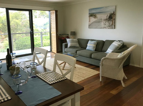 Avalon Seashells 2 Bedroom Apartment With Pool - Kawana Tourism 2