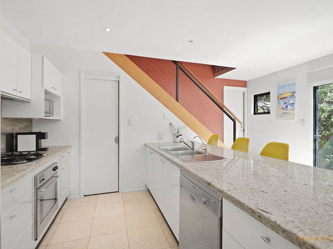 Avoca Beach Living - 84 Avoca Drive, Avoca Beach - Kawana Tourism 3