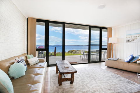 Azure Absolute Beachfront - Pet Friendly - Kawana Tourism 2