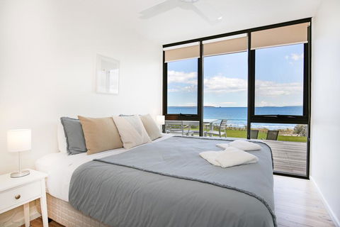 Azure Absolute Beachfront - Pet Friendly - Kawana Tourism 3