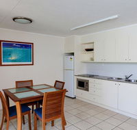 Baden 50 - Rainbow Shores Swimming pool walk to beach tropical surroundings - Kawana Tourism