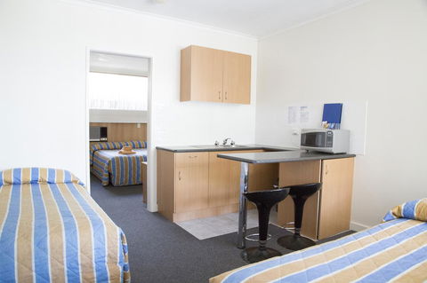 Bamboo Motor Inn - Kawana Tourism 0