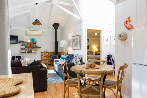 Bandalong Cottages - Kawana Tourism 0