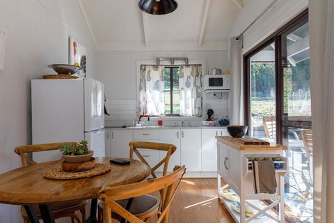 Bandalong Cottages - Kawana Tourism 1