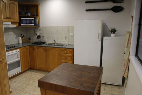 Barefoot Beach House - Kawana Tourism 3