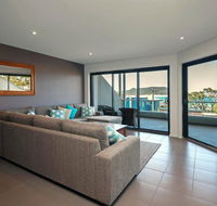 Barefoot Bliss  Fingal Bay - Kawana Tourism