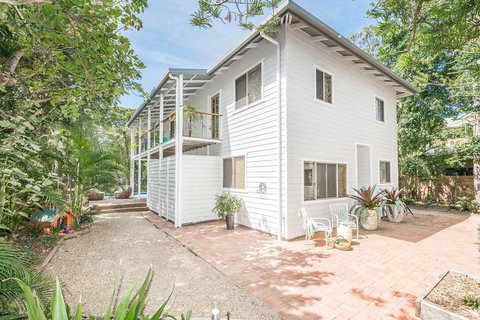 Beach Chalet - Kawana Tourism 3