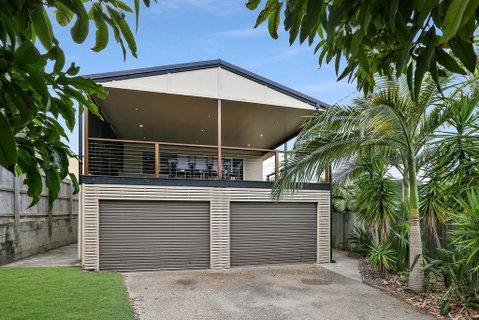 Beach Home In Golden Triangle - Kawana Tourism 1