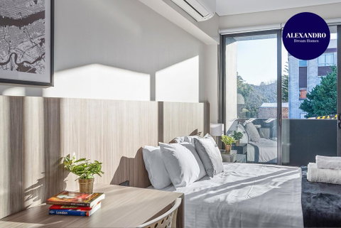 BEACH LOCATION STUDIO // CLOVELLY 4 - Kawana Tourism 0
