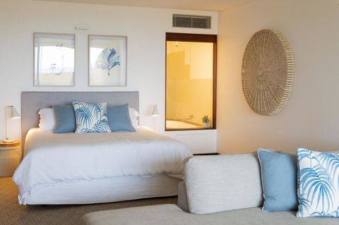 Beach Suites - Kawana Tourism 3
