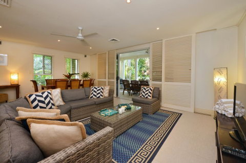 Beach Villa - 4 Plantation House - Kawana Tourism 3