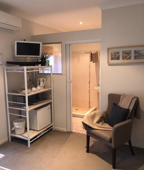 Beachhouse Bed And Breakfast - Kawana Tourism 3