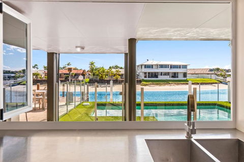 Remarkable Six Bedroom Waterfront Home! Perfect For The Extended Family - Kawana Tourism 2