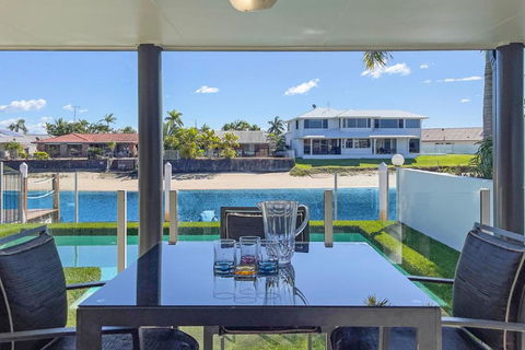 Remarkable Six Bedroom Waterfront Home! Perfect For The Extended Family - Kawana Tourism 3