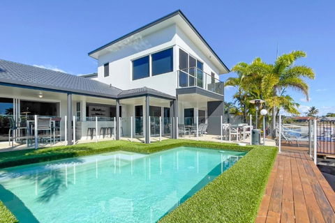 Remarkable Six Bedroom Waterfront Home! Perfect For The Extended Family - Kawana Tourism 1