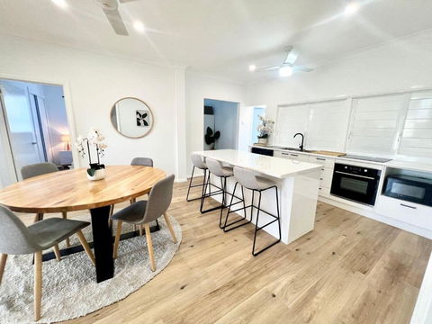 Renovated Queenslander - Upstairs 2km To Stadium - Kawana Tourism 0