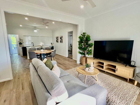 Renovated Queenslander - Upstairs 2km To Stadium - Kawana Tourism 1