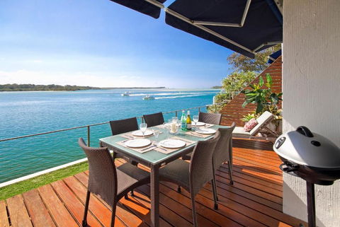 Riverfront Apartment, Perfect Location - Kawana Tourism 1