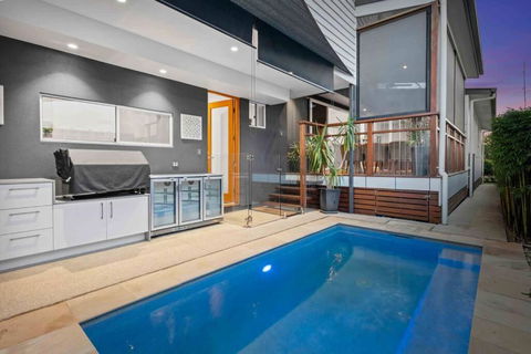 Redcliffe CBD Family Beach House - Kawana Tourism 0