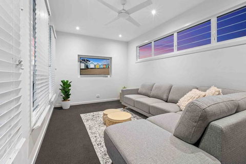 Redcliffe CBD Family Beach House - Kawana Tourism 2