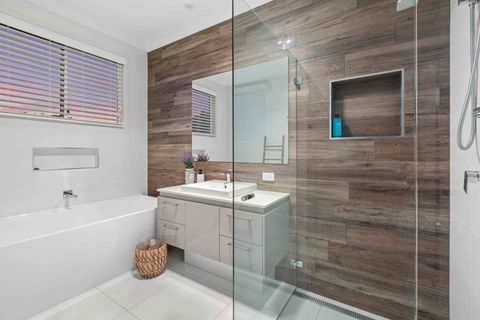 Redcliffe CBD Family Beach House - Kawana Tourism 3