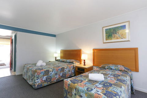 Reef Resort Motel - Kawana Tourism 3
