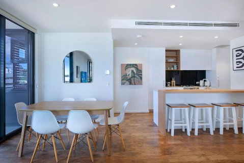 Regatta Hideaway - A Breezy Balcony Residence - Kawana Tourism 2