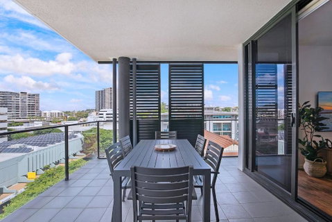 Regatta Hideaway - A Breezy Balcony Residence - Kawana Tourism 1