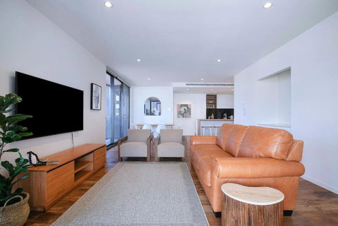 Regatta Hideaway - A Breezy Balcony Residence - Kawana Tourism 3