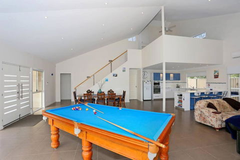 Relax At Falcon By The Bay - Kawana Tourism 0