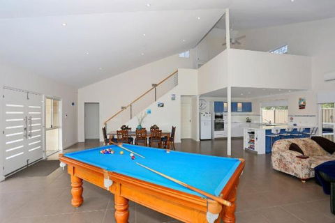 Relax At Falcon By The Bay - Kawana Tourism 1