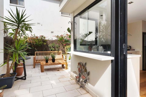 Relaxed Beachside Townhouse - Kawana Tourism 3