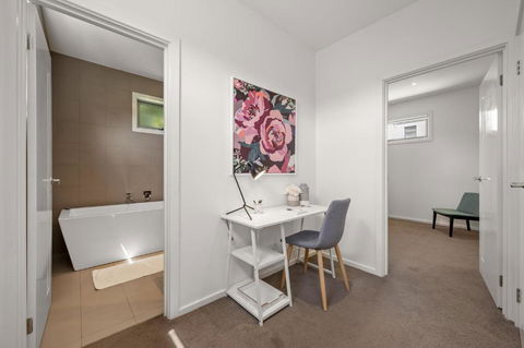 Relaxing Getaway Oasis With Patio In Charming Kew - Kawana Tourism 3