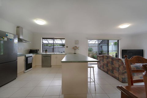 Relaxing Holiday Home Pets Are Welcome - Kawana Tourism 2