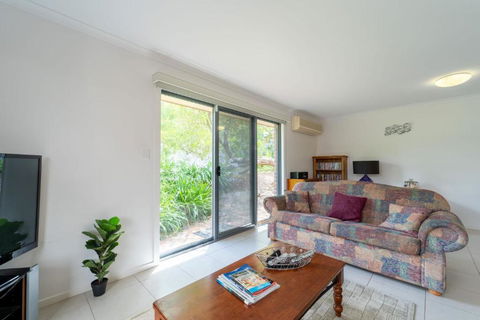 Relaxing Holiday Home Pets Are Welcome - Kawana Tourism 3