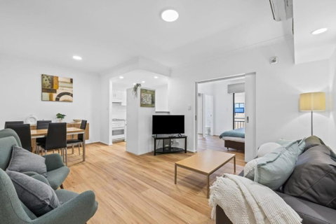 Renovated Family Apartment With Pool & WiFi - Kawana Tourism 1