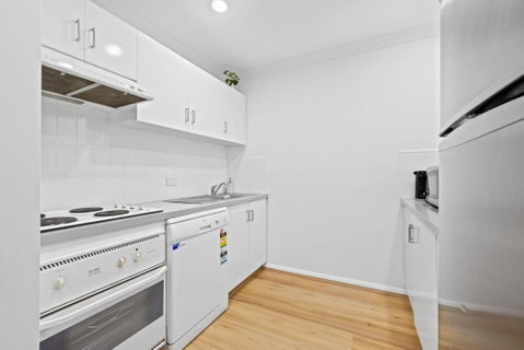 Renovated Family Apartment With Pool & WiFi - Kawana Tourism 3