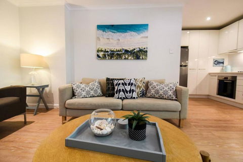 Resort-style Coastal Living With Balcony & Pool - Kawana Tourism 0