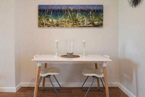 Resort-style Coastal Living With Balcony & Pool - Kawana Tourism 2