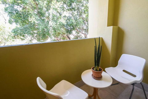 Resort-style Coastal Living With Balcony & Pool - Kawana Tourism 3