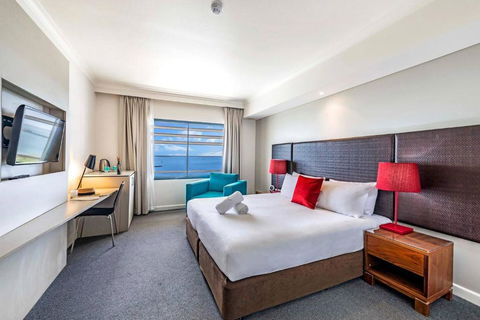 Resort Style King Pad With Sparkling Sea Views - Kawana Tourism 0