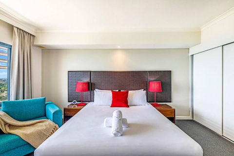 Resort Style King Pad With Sparkling Sea Views - Kawana Tourism 3