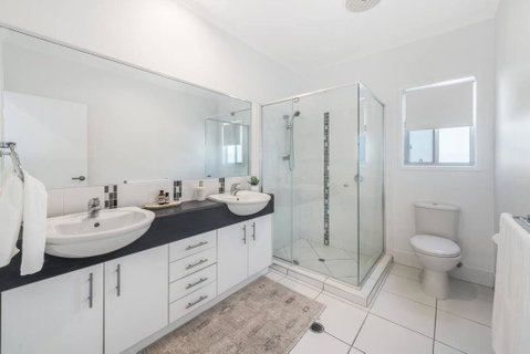Retreat In The Heart Of Alex - 3BR Sleeps 11, Pool - Kawana Tourism 2