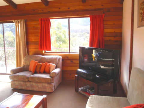 Retro 2 Bedroom Apartment - Kawana Tourism 3